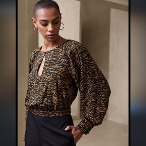 Banana Republic, animal print, keyhole, long sleeve, cropped top. Size S